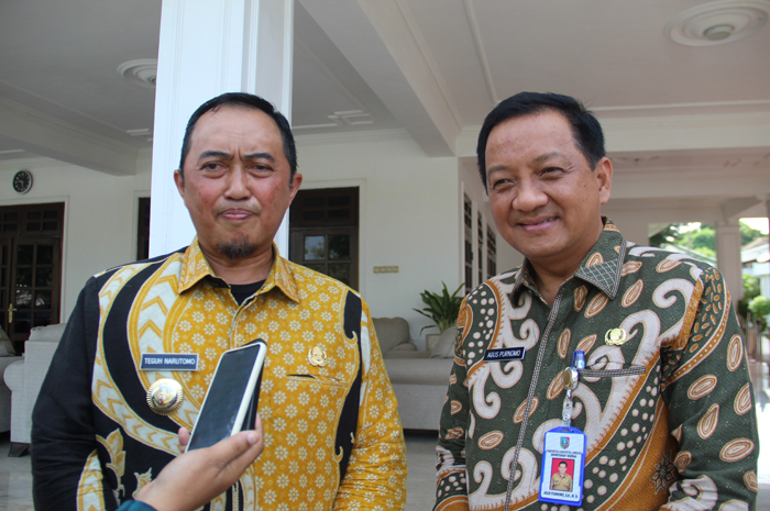 BERI PENJELASAN: Pj Bupati Jombang Teguh Narutomo didampingi Sekdakab Jombang Agus Purnomo memberikan keterangan kepada Jawa Pos Radar Jombang, Kamis (5/12).
