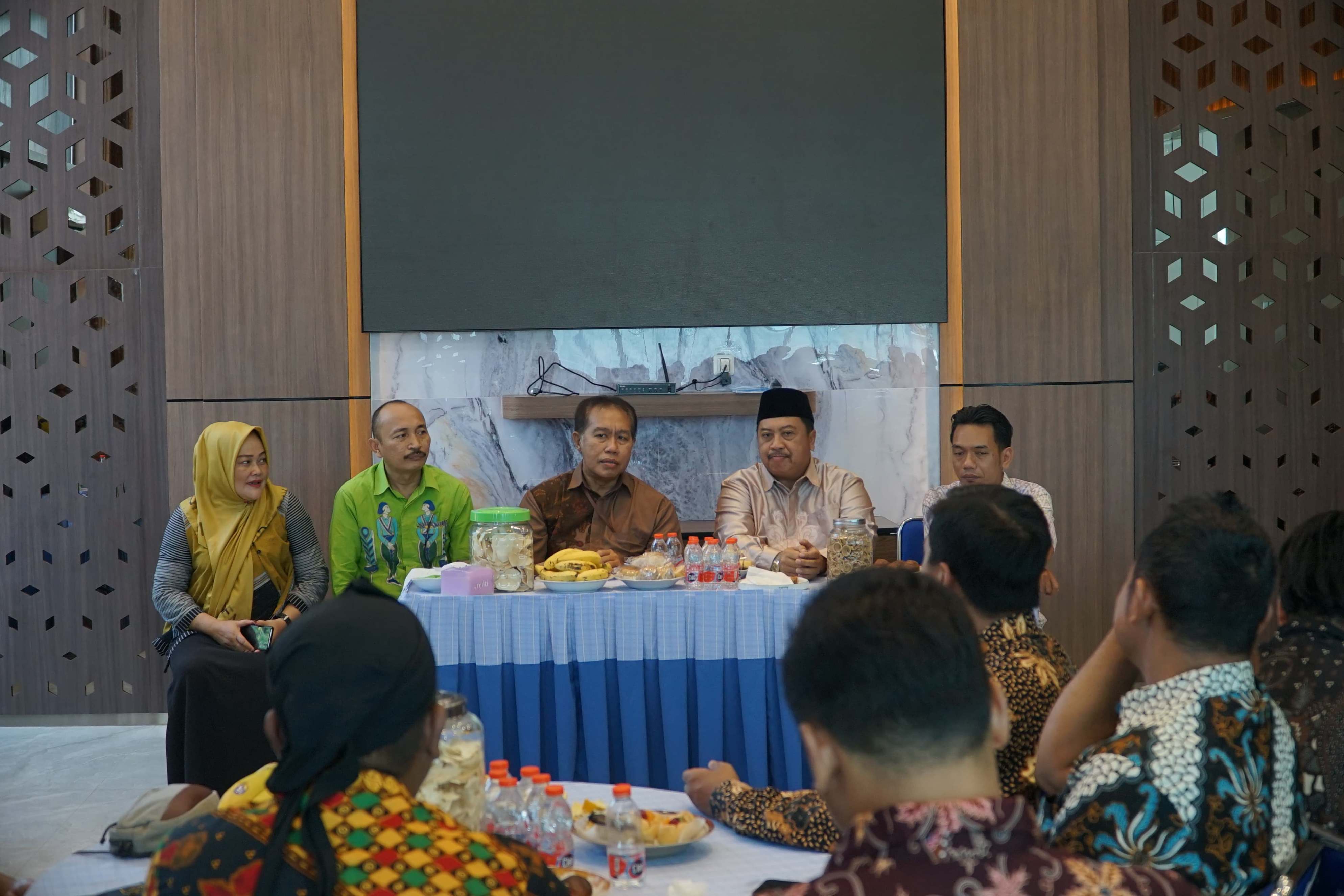SINERGI: Calon Bupati Jombang Warsubi saat menerima tamu dari tenaga pendamping profesional di rumahnya Dusun Bulak, Desa Mojokrapak, Kecamatan Tembelang, Jombang.