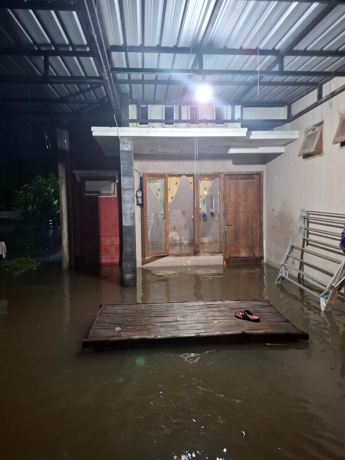 TERDAMPAK: Banjir yang melanda Dusun Denanyar Selatan, Desa Denanyar, Kecamatan Jombang, Kamis (5/12) petang.