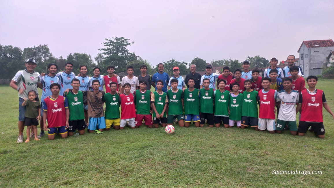TELADAN: Wakil Ketua DPRD Jombang, HM Syarif Hidayatullah ST MMT (Gus Sentot) bersama pemain PSID yang akan turun Liga 4 PSSI Jatim di lapangan Blimbing, Gudo, (23/11).