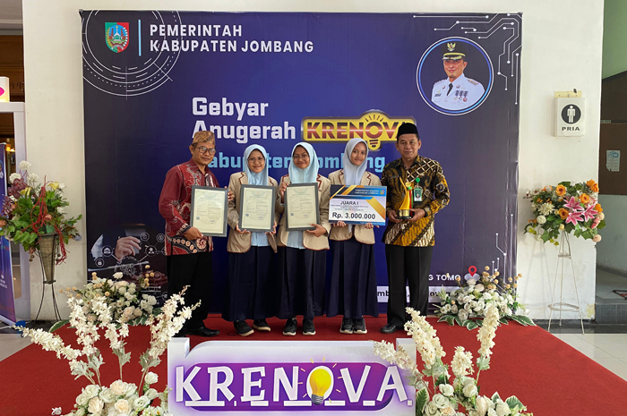 KREATIF: Tim Semantik membawa piagam penghargaan Anugerah Krenova Kabupaten Jombang 2024, didampingi Kepala MAN 3 Jombang, Sutrisno  (kanan) dan M Akhyak (kiri).