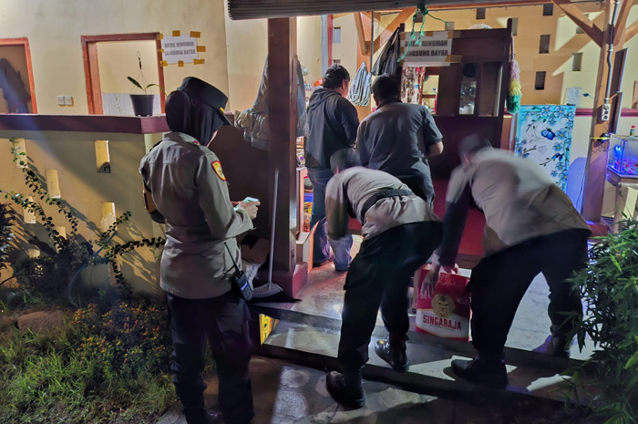 TEGAS: Polsek Tembelang saat menggerebek tempat karaoke berkedok kafe yang menjual miras di Kecamatan Tembelang, Jombang, Rabu (4/12) malam.