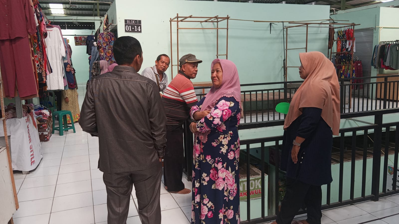 DISIDAK: Komisi B DPRD Jombang melakukan inspeksi mendadak (sidak) ke pasar menindaklanjuti keluhan pedagang Pasar Perak.