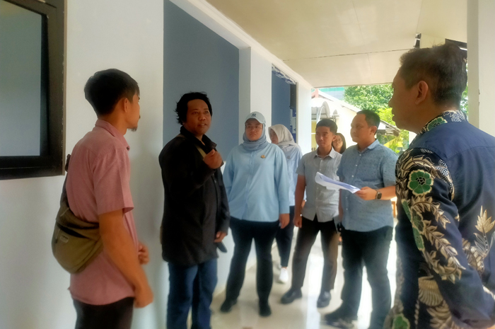 PANTAU: Tim Kejaksaan Negri Jombang melihat kondisi pembangunan gedung SDN Jarak 2, Kamis (5/12)