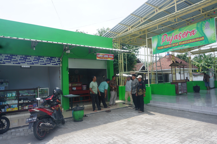 UNTUK KEMAJUAN DESA: Kepala Desa Morosunggingan H Sunarjo berdiskusi dengan jajaran perangkat desa, pengelola pasar dan TPK Desa Morosunggingan untuk pengembangan pasar desa dan pujasera.