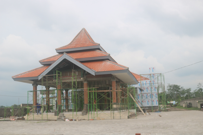 MOLOR: Proyek pembangunan gedung Kecamatan Diwek, Jombang, Jumat (6/12).