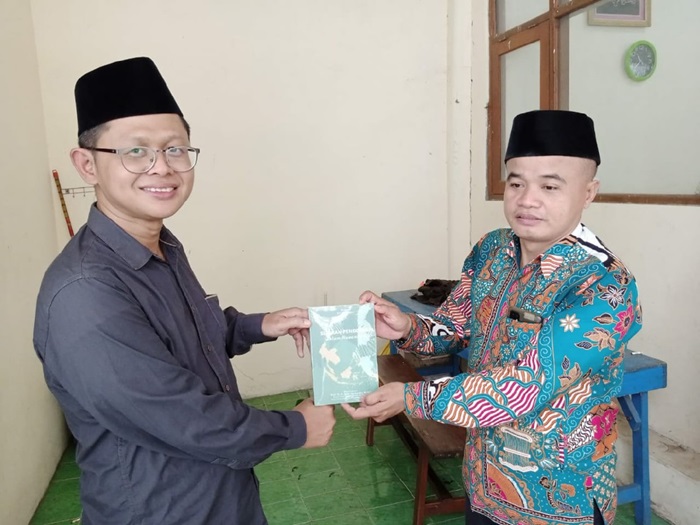 Mukani (kanan) bersama Dr Ahmad Karomi, Sekretaris LTN PWNU Jawa Timur.