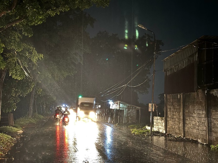 GELAP: Penerangan jalan umum (PJU) di jalan kabupaten tepatnya Desa Denanyar, Kecamatan Jombang padam (6/12).