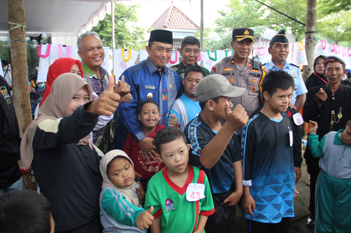 PEDULI: Pj Bupati Jombang Teguh Narutomo menyalurkan bantuan dalam Peringatan Hari Disabilitas Internasional di kawasan Wisata Religi Makam Gus Dur, Jumat (6/12).
