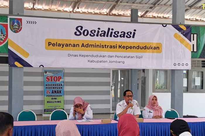 TELADAN: Kepala Dispendukcapil Jombang Masduqi Zakaria memimpin sosialisasi pelayanan adminduk di tingkat kecamatan.