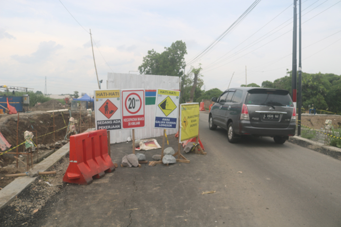 DIKEBUT: Pekerjaan proyek irigasi Pariterong crossing dengan jalan kabupaten di Desa/Kecamatan Jogoroto, Jombang.