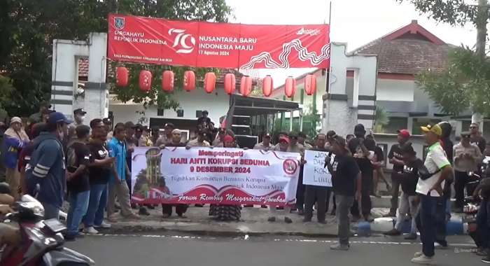 SAMPAIKAN ASPIRASI: Puluhan warga yang tergabung dalam Forum Rembug Masyarakat Jombang menggelar unjuk rasa di depan kantor DPMD Jombang.