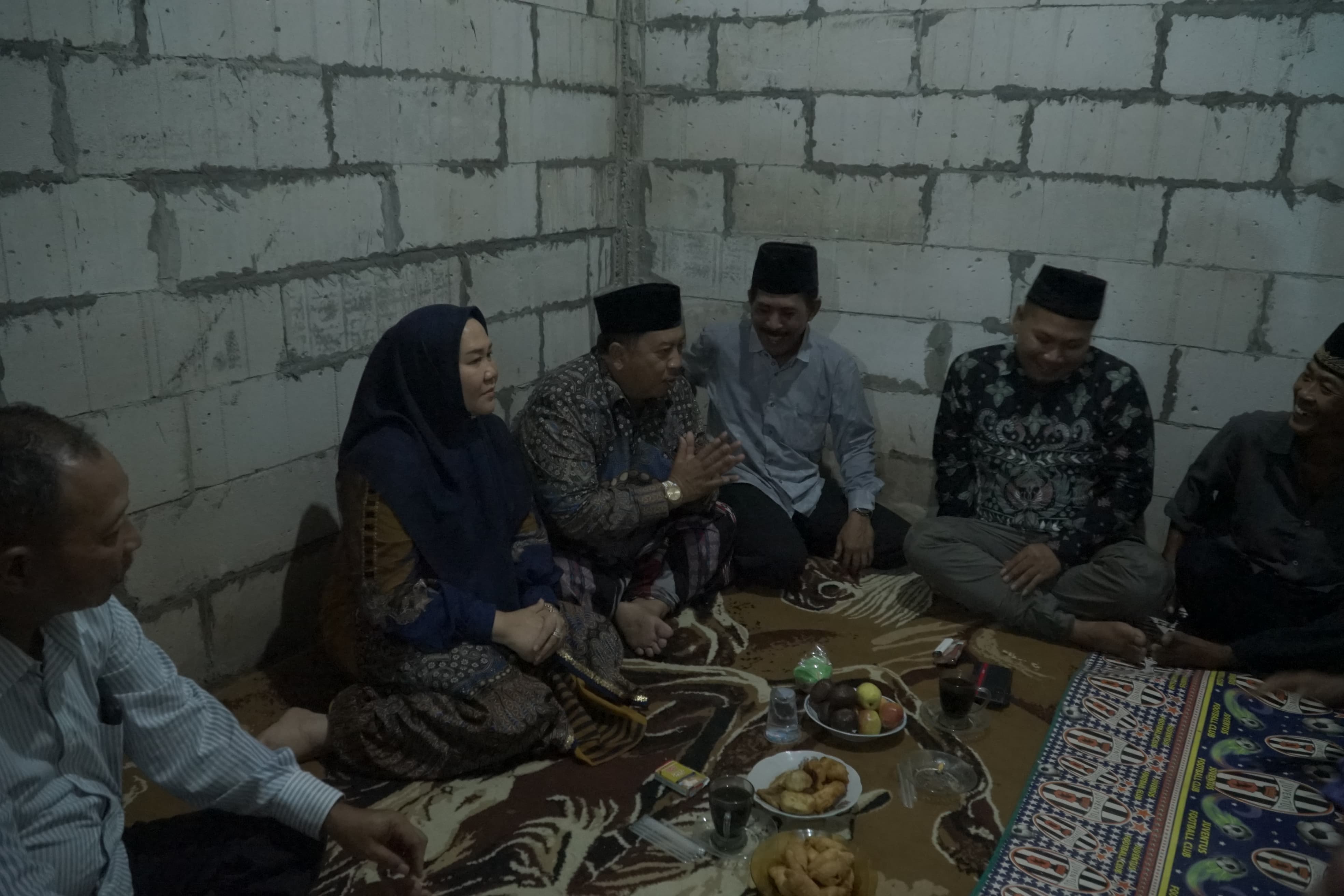 PEDULI: Cabup Jombang Warsubi saat mengunjungi keluarga korban tenggelam di Avfaour Watudakon Kecamatan Kesamben, Jombang, Minggu (9/12) malam.
