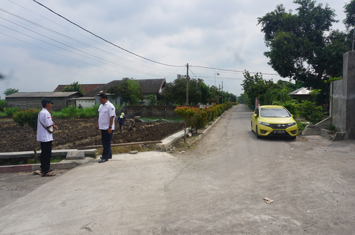 KOKOH: Kepala Desa Watugaluh Feryanto didampingi Kepala Dusun Gendong, Desa Watugaluh, Diwek, Jombang  Muhammad Mishbah saat menunjukkan lokasi pembangunan duiker.