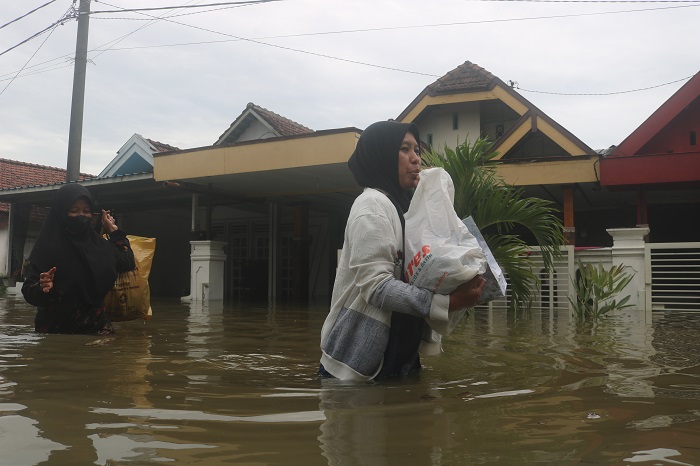 Banjir di Kabupaten Jombang terus meluas. Saat ini, banjir merendam sedikitnya lima wilayah kecamatan. Masing-masing Kecamatan Kesamben, Peterongan, Jombang, Jogoroto, dan Kecamatan Diwek