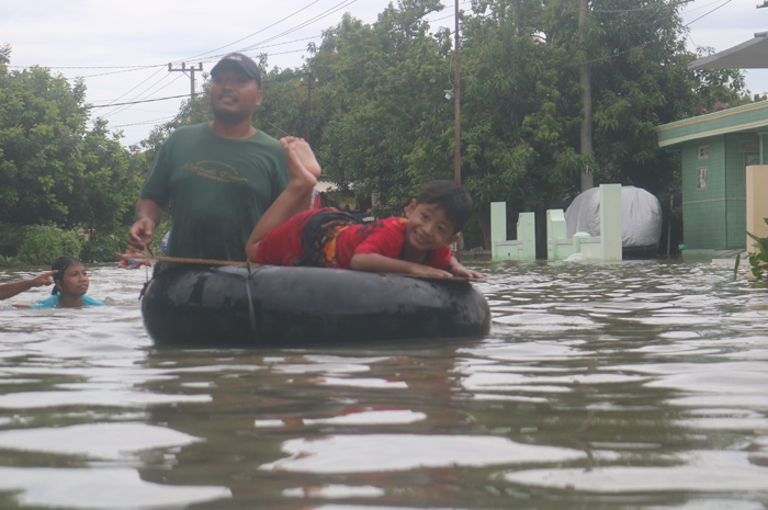 Memasuki hari keempat, ratusan warga yang terdampak banjir luapan Afvoer Watudakon Jombang mulai mengungsi.