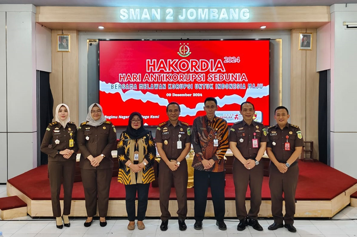 KOMPAK: Dari kiri, Kasi Barang Bukti, Kusmi, Kasi Perdata dan Tata Usaha Negara, Kusuma Wardani Raharjo, Plt Kepala Cabdindik, Evi Dwi Widadjanti, Kajari, Nul Albar, Kepala SMAN 2 Jombang, Budiono.