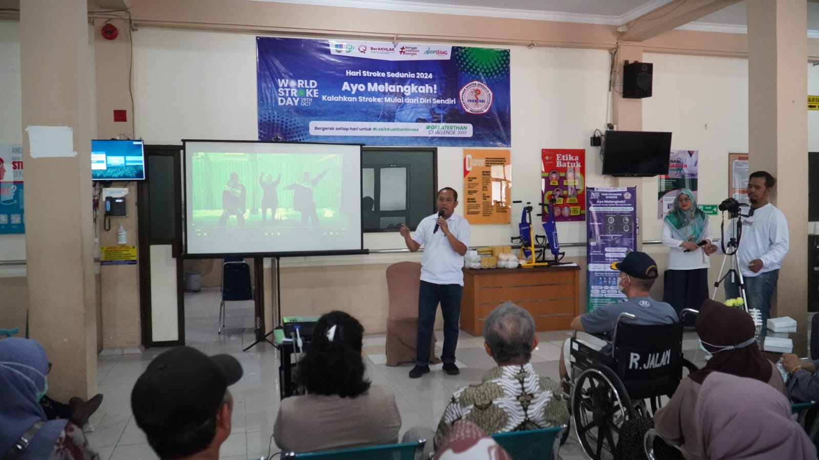 TERLATIH: dr Sigit Hari Nursjamsu, SpN, SH, FINA memberikan penyuluhan kepada pasien stroke RSUD Jombang.