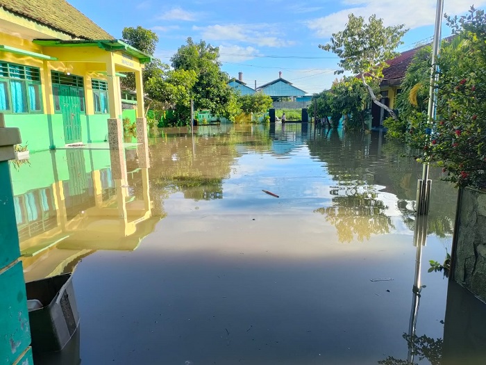 MENGGENANG: SDN Pulolor 3 Jombang terendam banjir, membuat siswa harus belajar dari rumah, Selasa (10/12), kemarin.