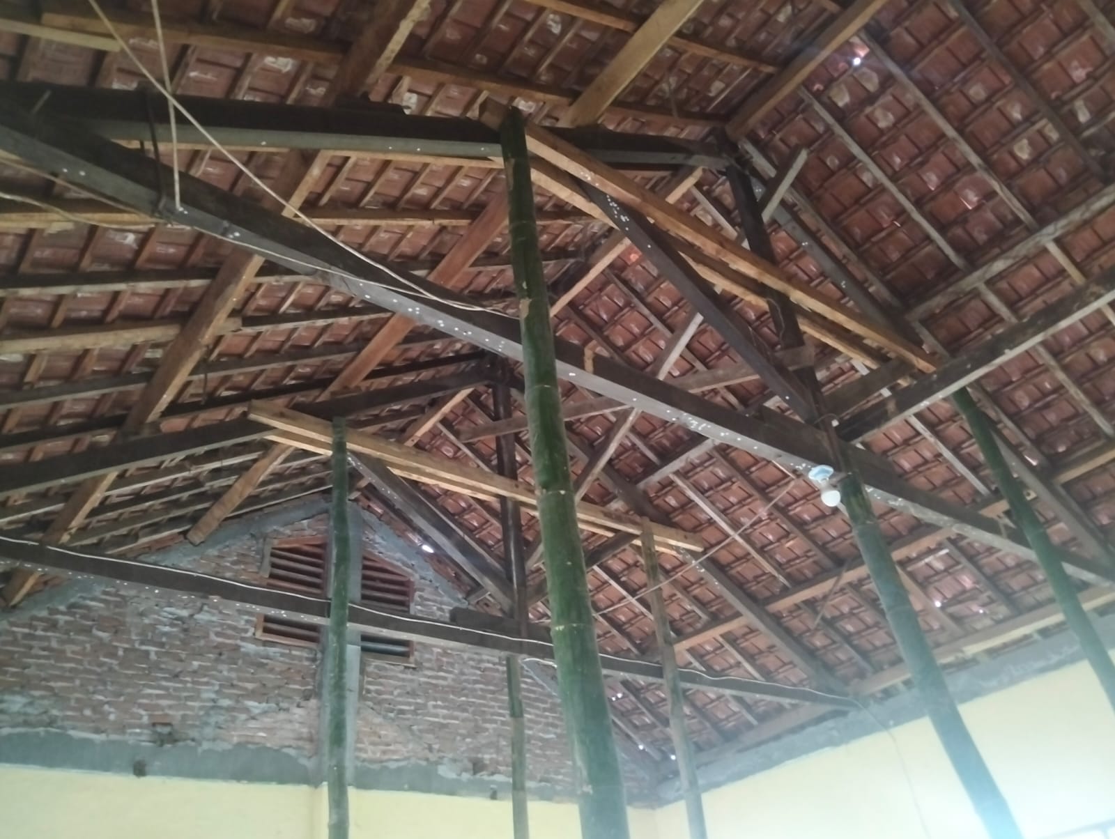 RUSAK PARAH: Bangunan SDN Karangpakis 2 Kecamatan Kabuh, Jombang disangga dengan bambu karena reng usuk sudah rapuh, kemarin (9/12).