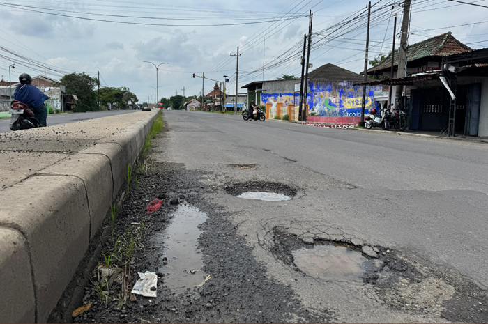BERBAHAYA: Kondisi jalan nasional Kecamatan Peterongan, Jombang hingga Mojoagung dihiasi lubang menganga.