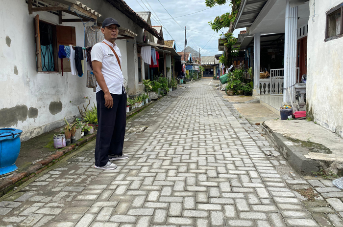 MAJU: Nanda Sulung Pasihan Kaur Perencanaan menunjukkan sejumlah program infrastruktur di Desa Kepuhkembeng, Peterongan, Jombang yang dikerjakan 2024.