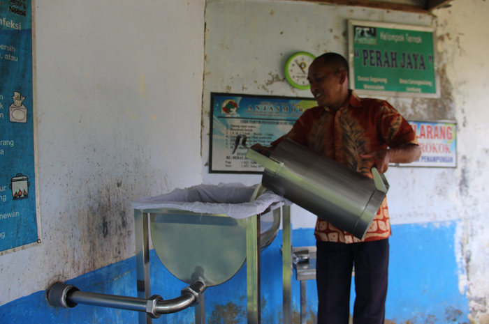 STERIL DAN BERSIH: Sriawan, Ketua KUD Anjasmoro saat menyetor susu sapi di Kelompok Ternak Perah Jaya di Dusun Segunung, Desa Carangwulung Wonosalam, Jombang.