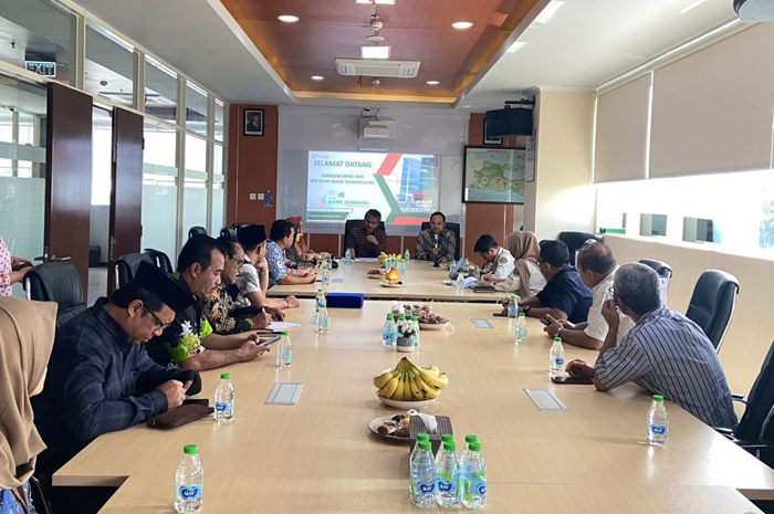 SERIUS: Direktur Bisnis Bank Jombang Adam Joyo Pranoto (batik) memimpin rapat dalam kunjungan kerja DPRD Temanggung, Jawa Tengah.