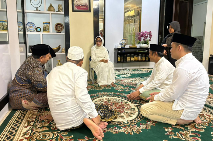 SAMPAIKAN BELASUNGKAWA: Cabup Jombang Warsubi didampingi Salmanudin Yazid saat takziyah ke kediaman Munjidah Wahab, Kamis (12/12).