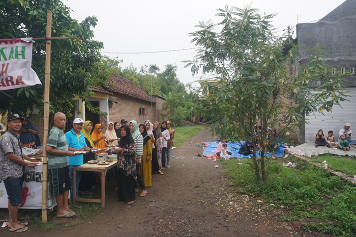 INSPIRATIF: Kepala Desa Mancilan, Mojoagung, Jombang, Atim Riduwan (bertopi putih) membaur bersama warga setempat saat sarapan bersama di lapak berkah Bu Aminah.