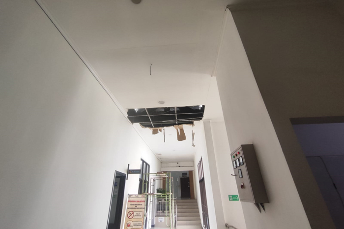RUSAK: Plafon kantor Pemkab Jombang yang jebol.