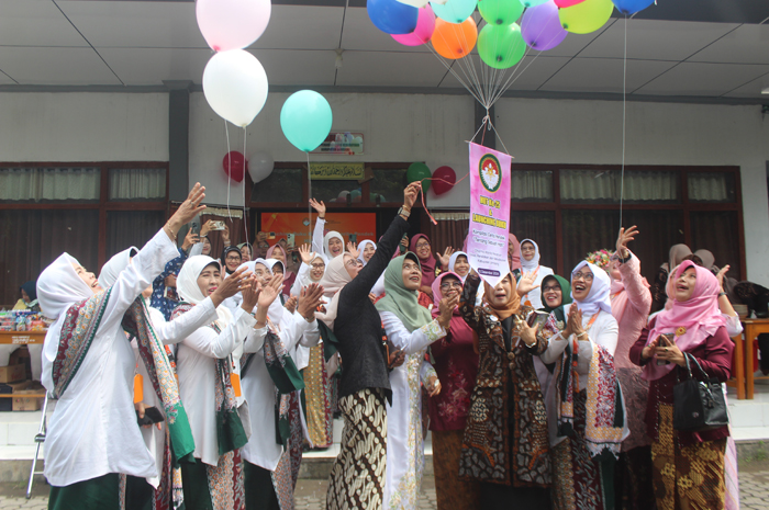 KOMPAK: Plh Kepala Dinas P dan K Jombang, Wor Windari, bersama seluruh anggota DWP Dikbud yang hadir.