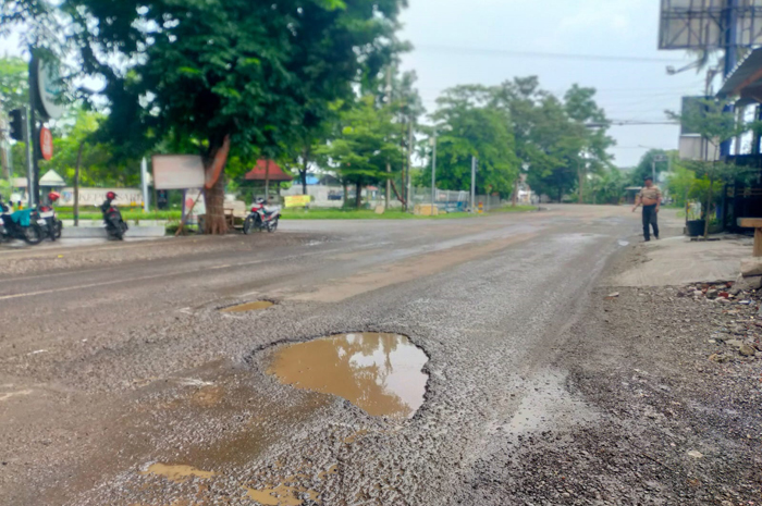 LUBANG MENGANGA: Kondisi jalan nasional di Kabupaten Jombang dikeluhkan pengguna jalan.