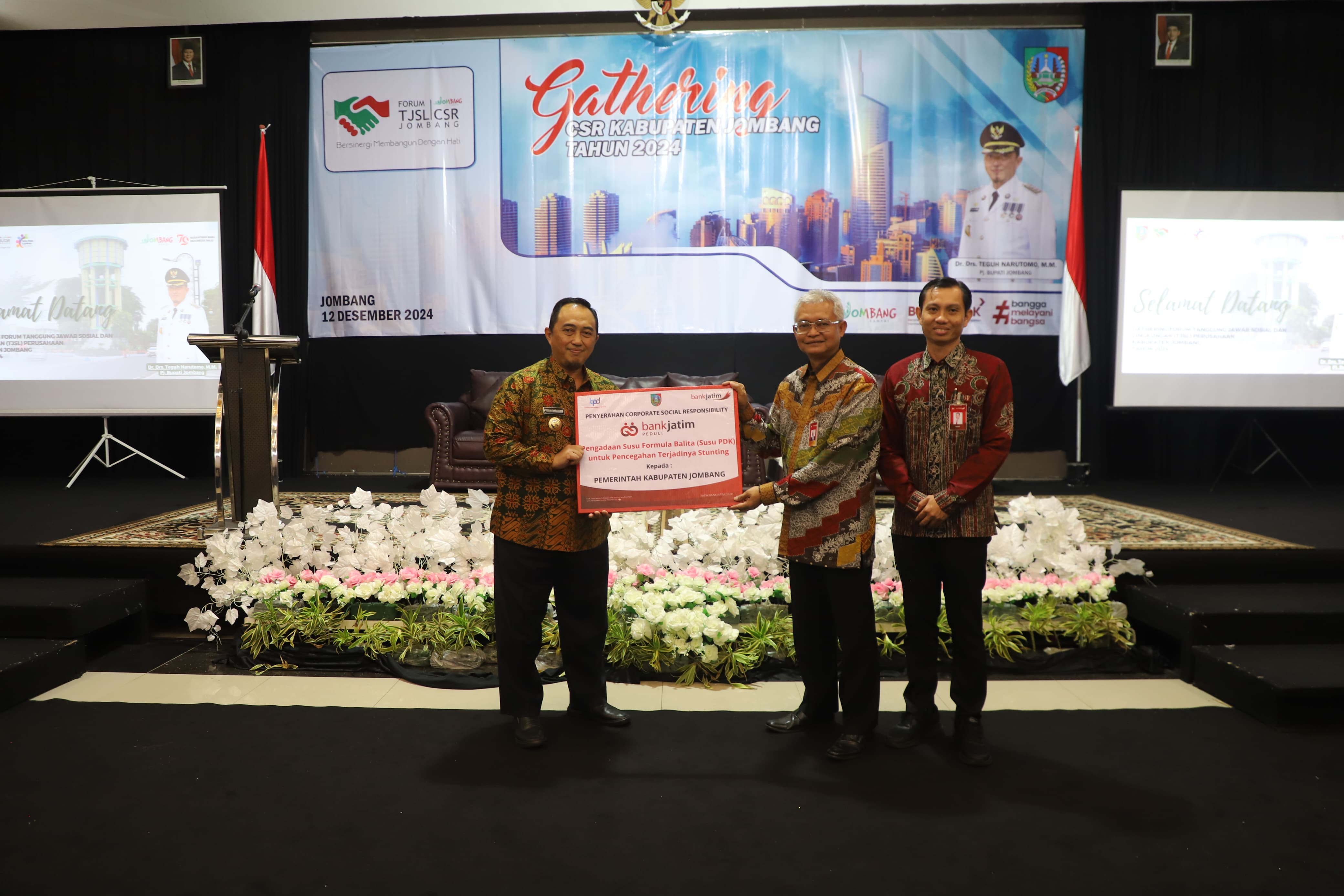 SINERGI: Pimpinan Bank Jatim Cabang Jombang, Hanif Julhamsyah, bersama Pj Bupati Jombang, Teguh Narutomo, saat kegiatan Gathering Forum Tanggung Jawab Sosial Lingkungan (TJSL), Kamis (12/12).