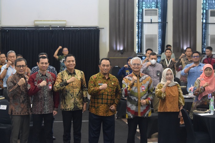 SINERGI: Pimpinan Bank Jatim Cabang Jombang, Hanif Julhamsyah, bersama Pj Bupati Jombang, Teguh Narutomo, saat kegiatan Gathering Forum Tanggung Jawab Sosial Lingkungan (TJSL), Kamis (12/12).