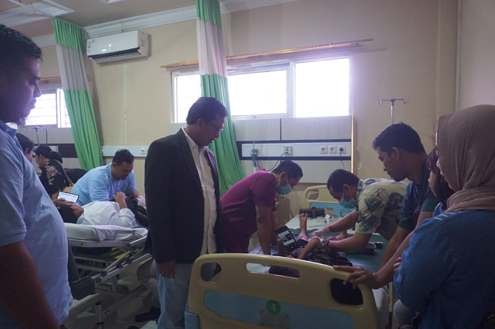 KHITAN MASAL: Branch Manager BRI BO Jombang, Effendi Sudarso, bersama jajaran manajemen RSNU Jombang dan perwakilan peserta khitan.