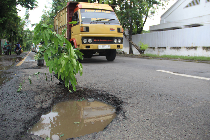 BAHAYA: Kondisi jalan nasional di Jl Gatot Subroto, Jombang ditandai dengan pot tanaman, (16/12).