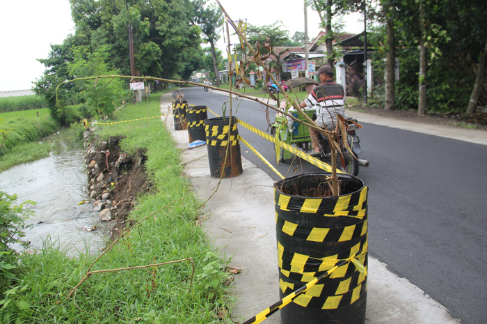 DIPASANG RAMBU: Kondisi Tembok Penahan Jalan di ruas kabupaten Blimbing - Gudo, Jombang tepatnya di Desa Sukoiber ambrol, (16/12).