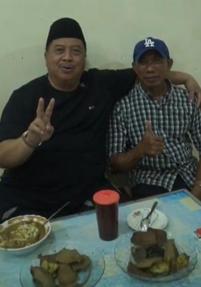 SUKA KULINER: Bupati Jombang terpilih H Warsubi saat menikmati Soto Dok Cak Ji di Jl Buya Hamka Jombang beberapa waktu lalu