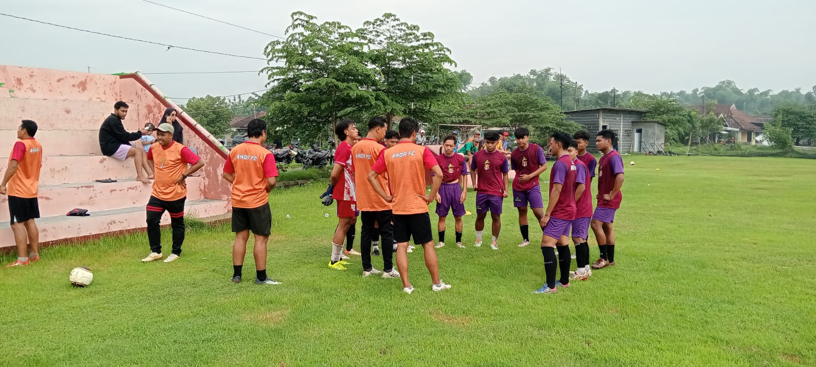 SEMANGAT: Pemain Akor FC saat berlatih di lapangan SGFC Gondang, Sumobito, Jombang.