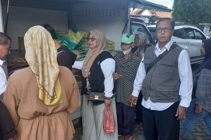 DISERBU: Operasi pasar dari Dinas Perdagangan dan Perindustrian (Disdagrin) di Pasar Pon Kecamatan Jombang.