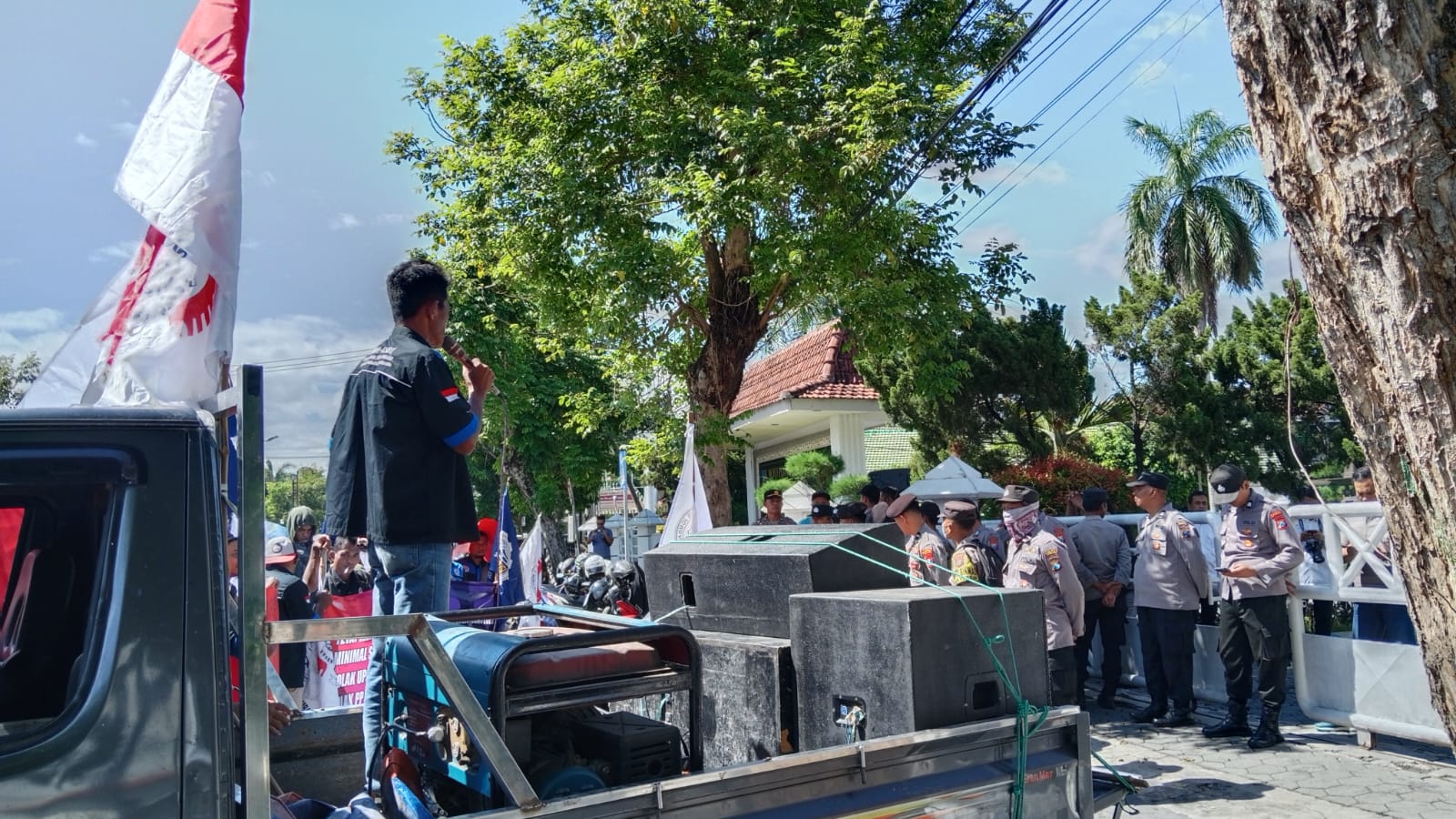 Sejumlah buruh di Jombang yang tergabung dalam Aliansi GAS-JP melakukan aksi demonstrasi di depan Kantor DPRD Kabupaten Jombang, Rabu (18/12).