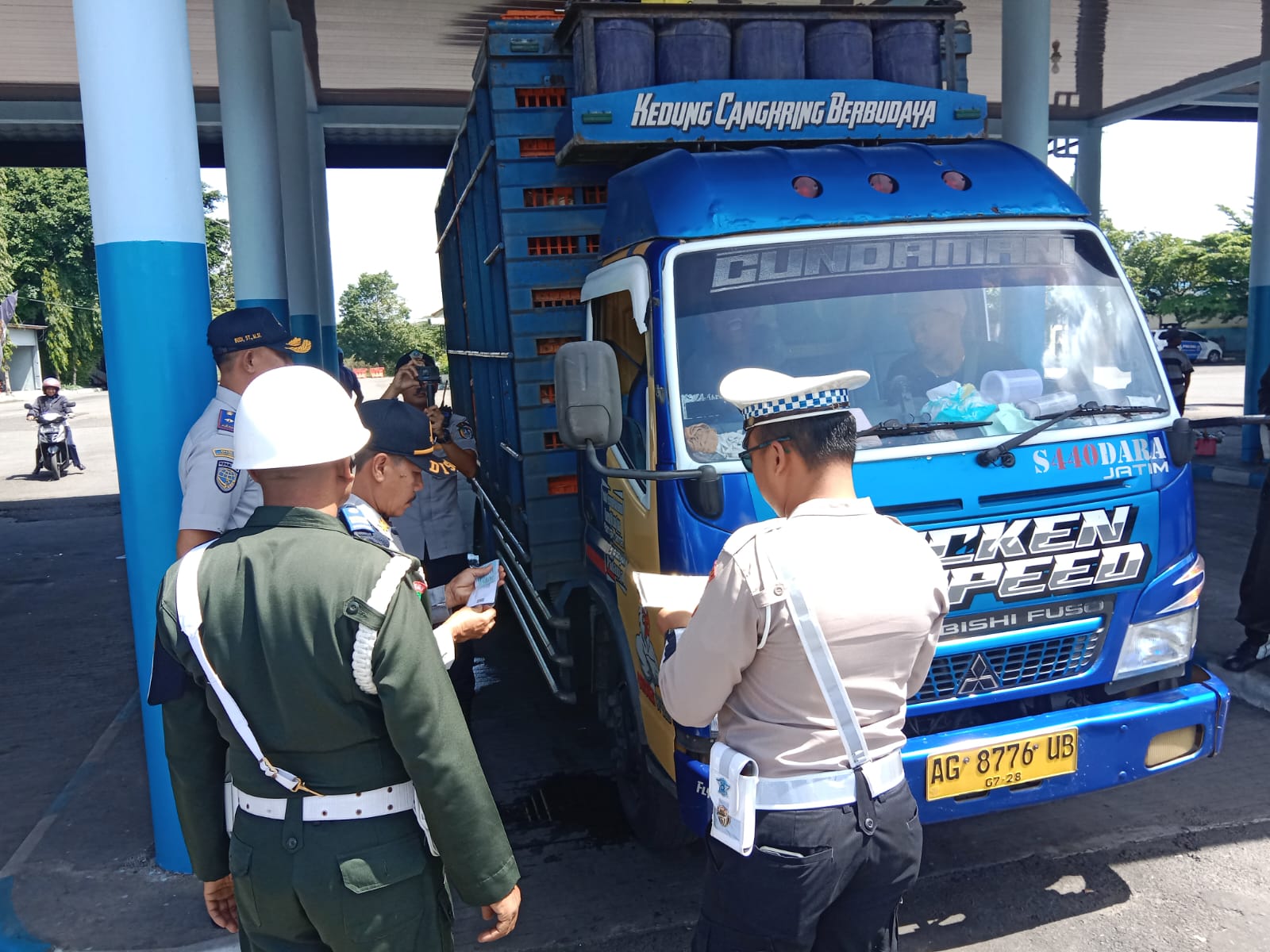 KOMPAK: Petugas Dishub Jombang, Satlantas Polres Jombang dan TNI saat memeriksa kelayakan kendaraan di terminal Kepuhsari, Jombang, Kamis (19/12).