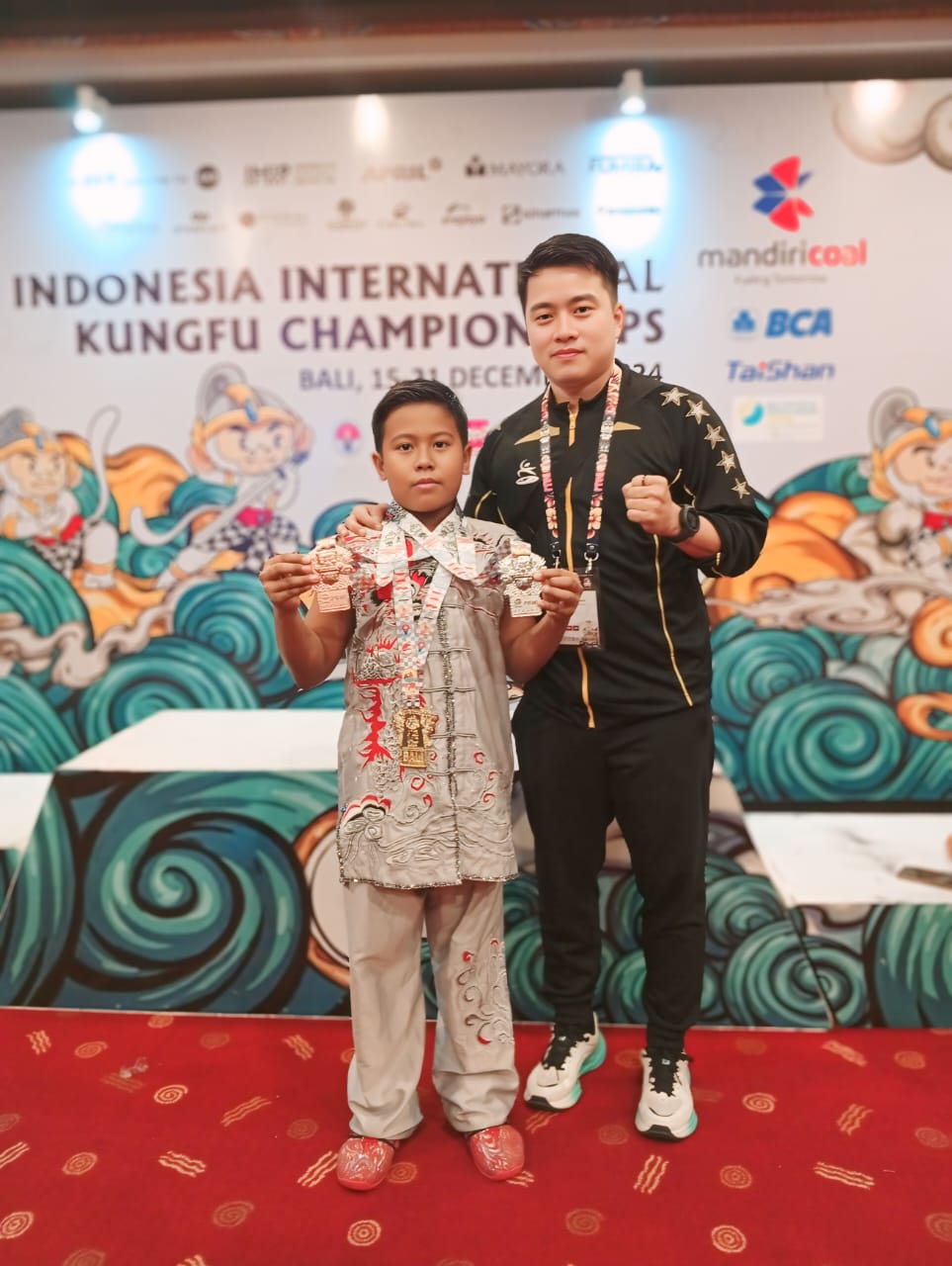 JAGOAN: Rafka Ibrahim Nafabian Amir siswa kelas 3 SD Plus Darul Ulum Jombang bersama pelatihnya Laoshi Wandy Tan di Kartika Discovery Plaza Hotel Bali, Kamis (19/12).
