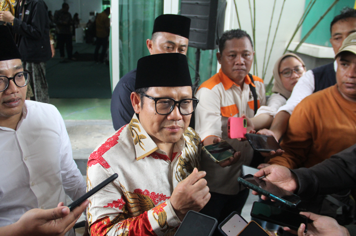 UJI COBA: Menteri Koordinator Pemberdayaan Masyarakat RI Muhaimin Iskandar saat meninjau uji coba makan bergizi gratis di MAN 4 Mambaul Maarif Denanyar, Jombang, Jumat (20/12).
