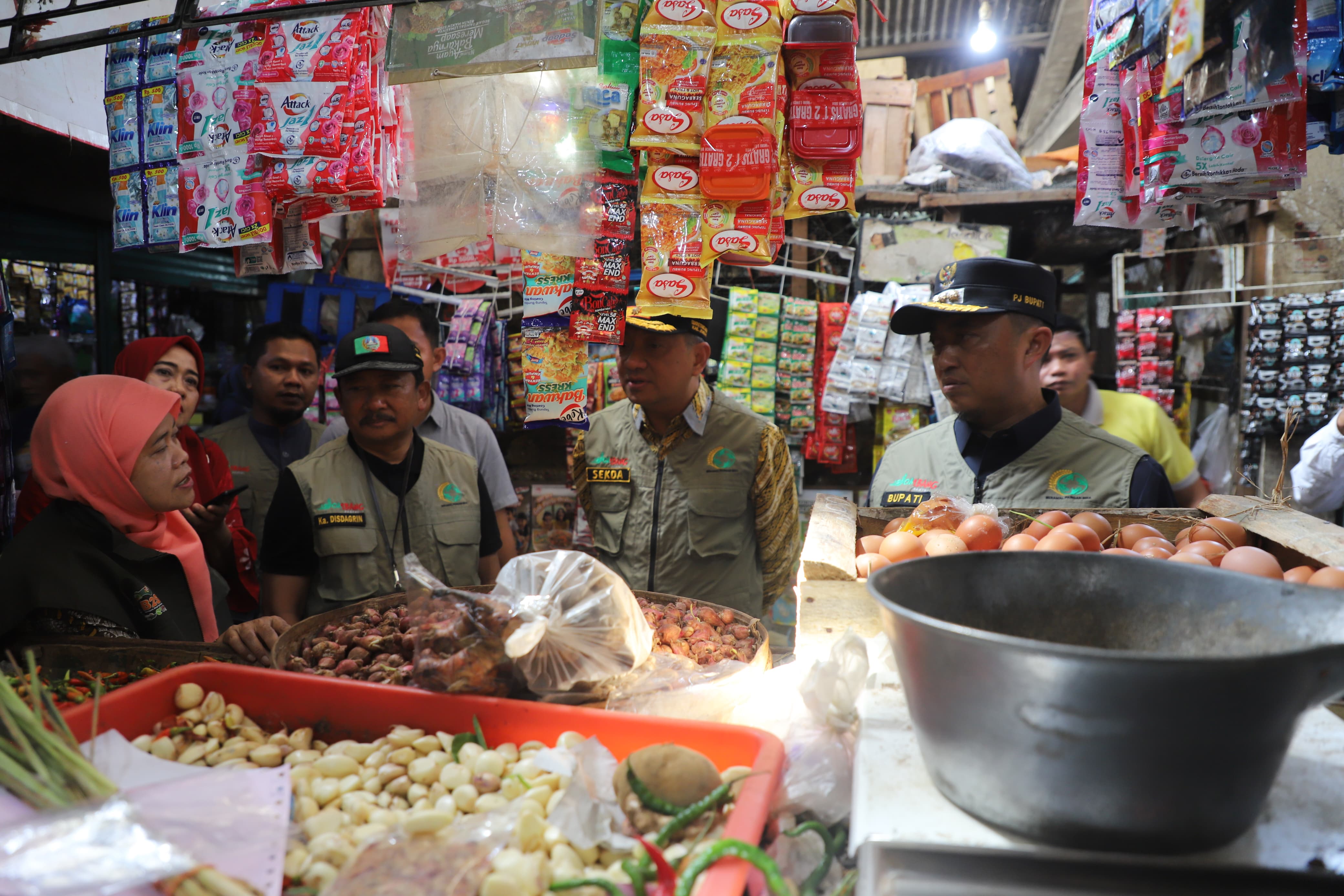 PANTAU: Pj Bupati Teguh Narutomo memantau harga pangan di Pasar Ploso Jombang, Jumat (20/12).