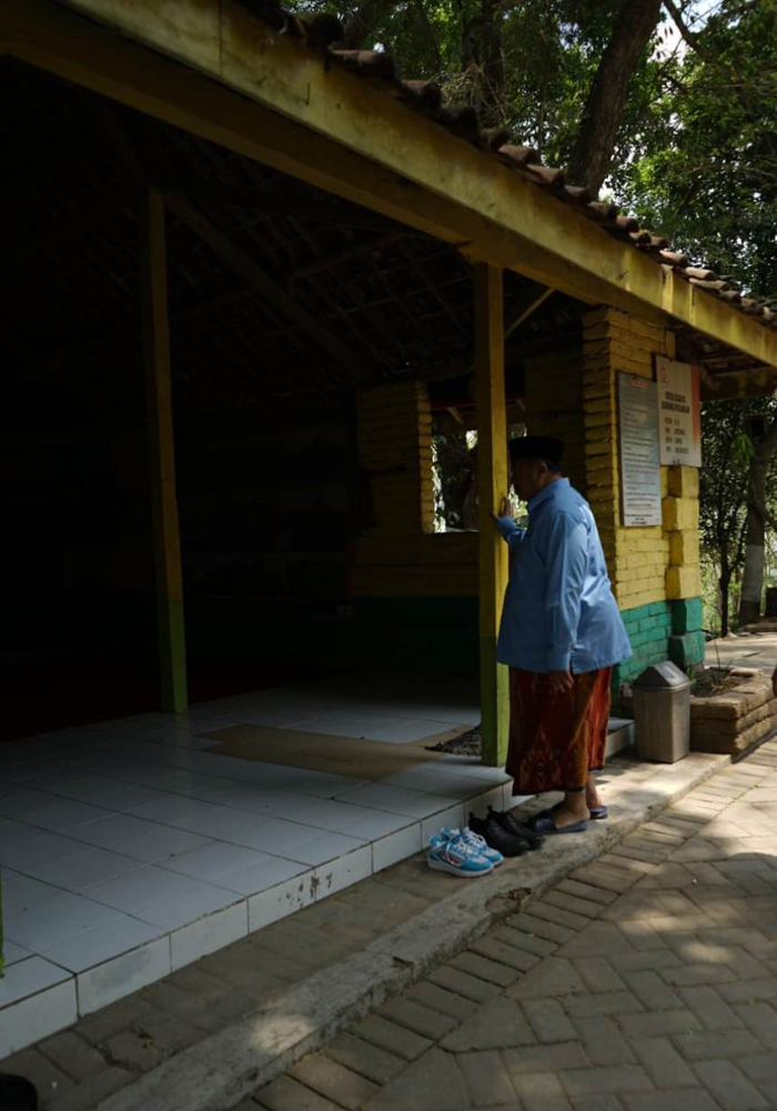 BERKUNJUNG: Bupati Jombang terpilih Warsubi saat mengunjungi makam Dewi Kilisuci yang berada di Gunung Pucangan, Desa Cupak, Kecamatan Ngusikan, Jombang.