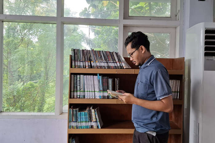 LESTARIKAN BUDAYA: Achmad Nur Kholis menerima penghargaan juara 1 pemuda pelopor 2024 Disporapar Jombang bidang kepeloporan seni dan budaya saat peringatan Hari Sumpah Pemuda ke-96.
