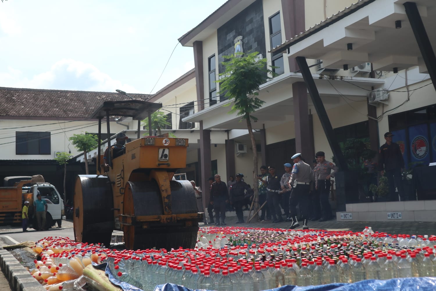 Sebanyak 3.627 botol minuman keras (miras) berbagai merek dimusnahkan jajaran Polres Jombang, Jumat (20/12).