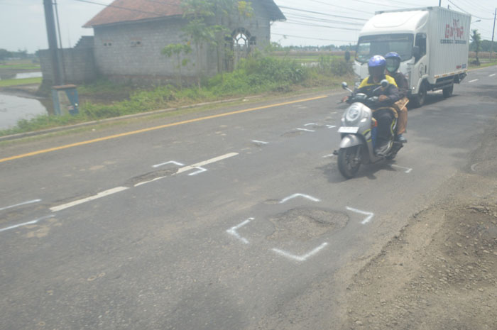 RUSAK: Pengendara menghindari lubang di jalan nasional  ruas Jl Basuki Rahmad, Jombang (21/12).